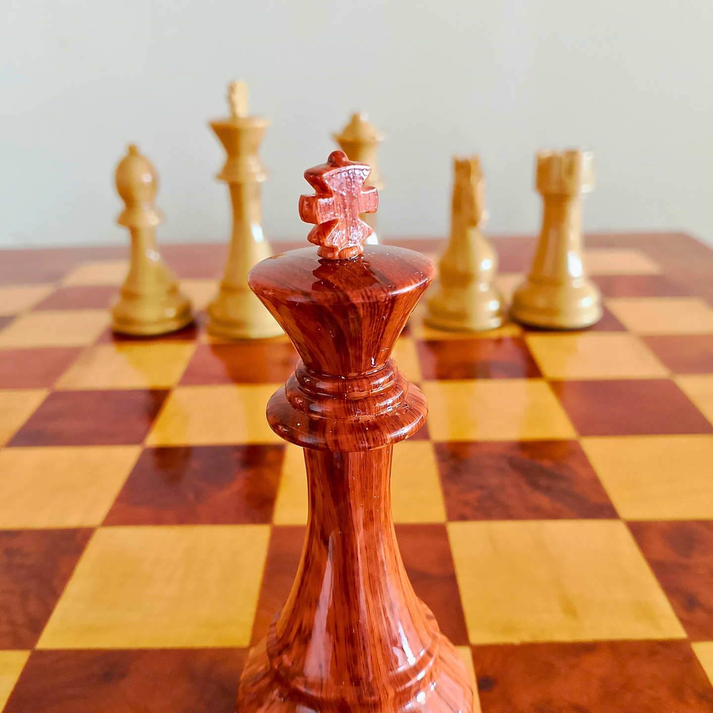 Roi en bois de Thuya — Regal Chess